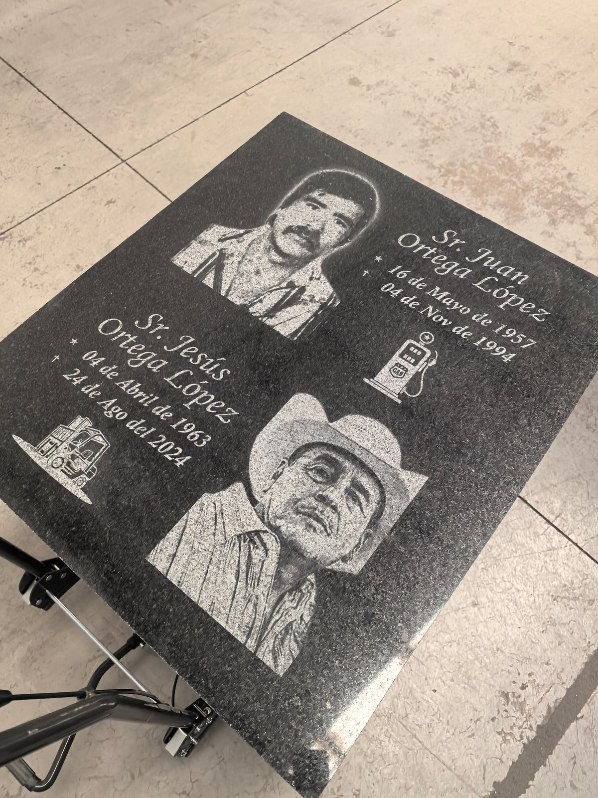 Placa conmemorativa en granito negro