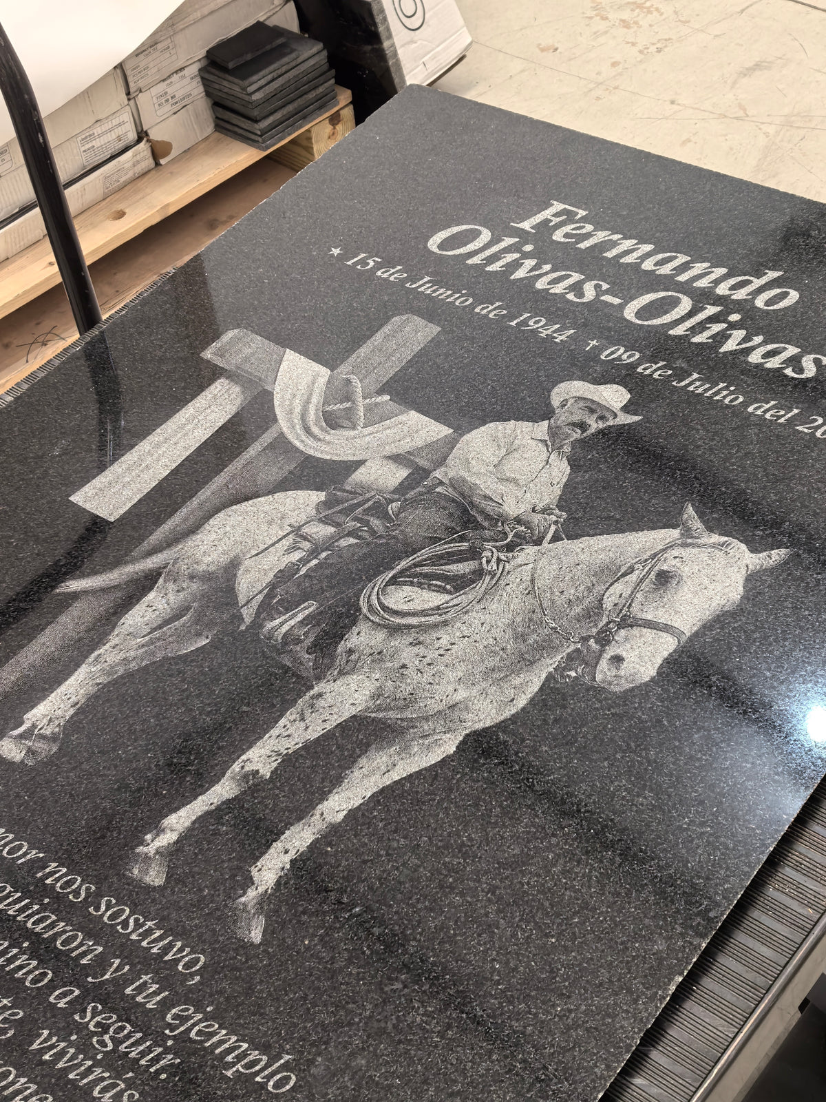 Placa conmemorativa en granito negro